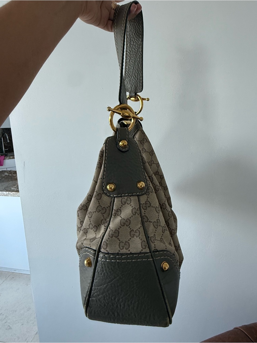 AUTHENTIC VINTAGE Gucci GG Grey Shoulder Bag with Gold Hardware (RARE Color) - Picture 3 of 9